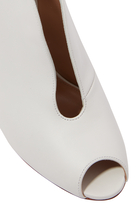 حذاء جلد فوق الكاحل بتصميم مقوس أبيض